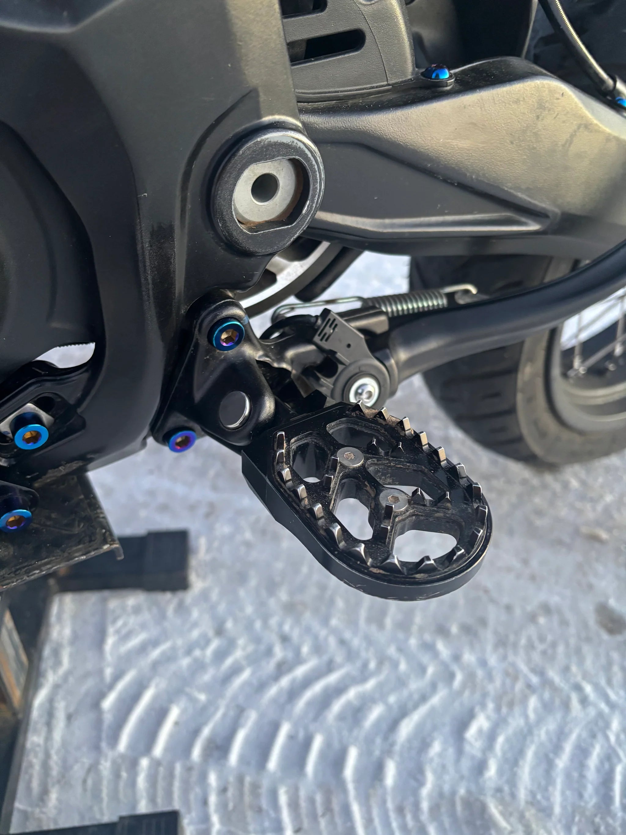 E-MOTO peg bracket titanium