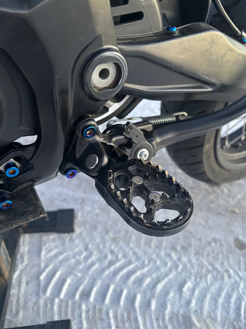 E-MOTO peg bracket titanium